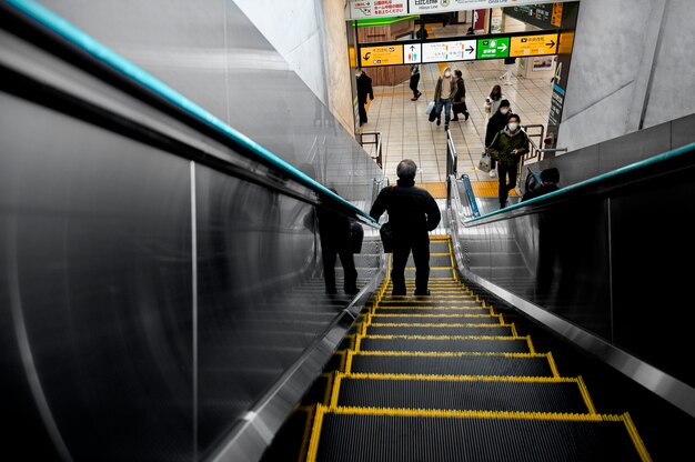 Persona que viaja por la ciudad