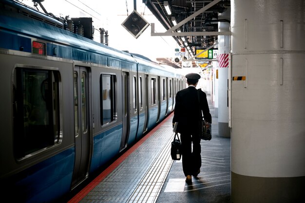 Persona que viaja por la ciudad