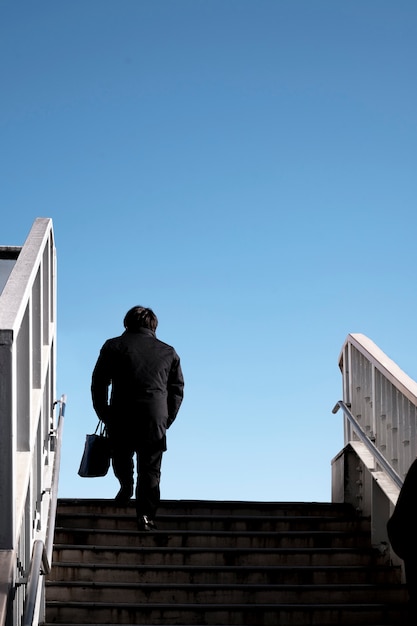 Persona que viaja por la ciudad