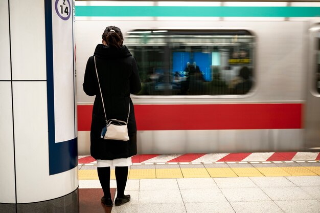 Persona que viaja por la ciudad