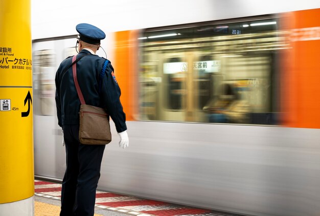 Persona que viaja por la ciudad