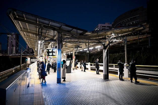 Foto gratuita persona que viaja por la ciudad