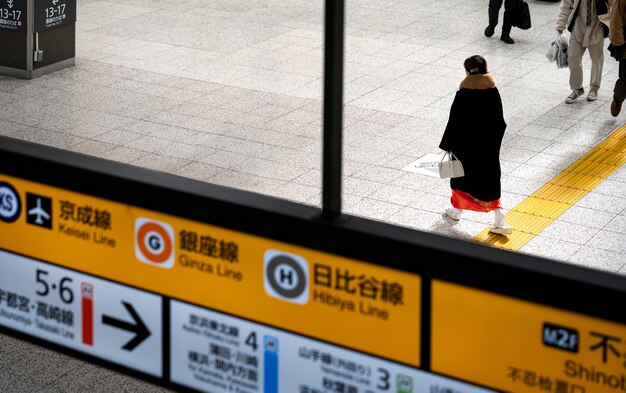 Foto gratuita persona que viaja por la ciudad