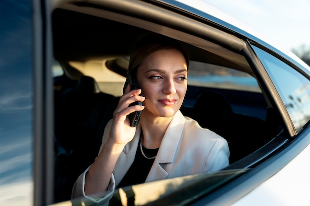 Persona que viaja en coche eléctrico