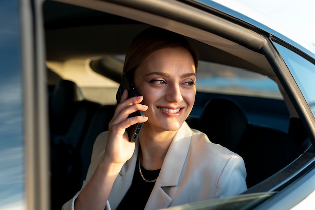 Persona que viaja en coche eléctrico