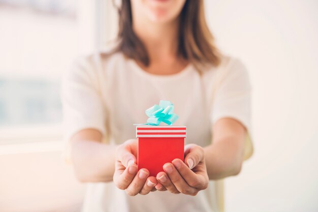 Persona con regalo de cumpleaños