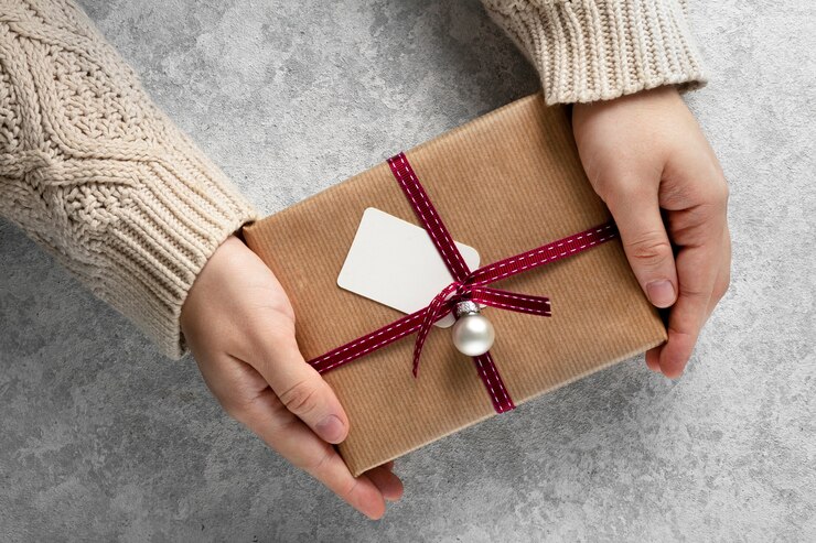 Foto gratuito persona con regalo de navidad envuelto festivo
