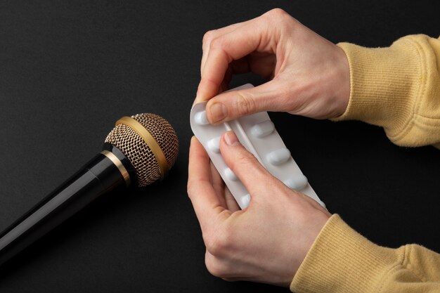 Persona rompiendo papel de pastillas cerca del micrófono para asmr