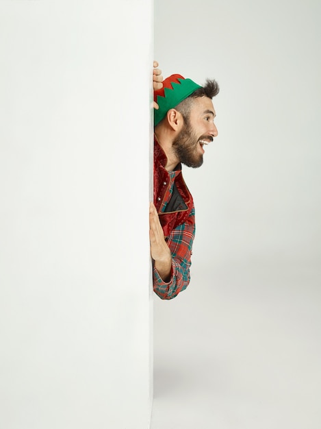 Foto gratuita persona del sexo masculino con disfraz de elfo.