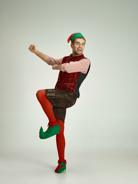 Persona del sexo masculino con disfraz de elfo.