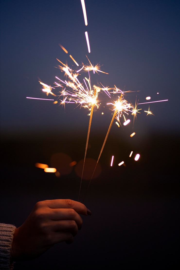 Foto gratuito persona sosteniendo una bengala festiva