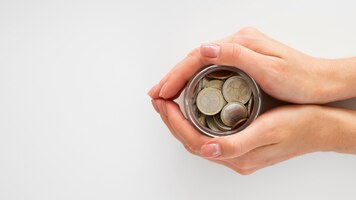 Foto gratuita persona sosteniendo un frasco con monedas