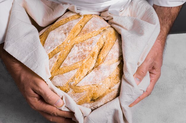 Persona sosteniendo un pan envuelto