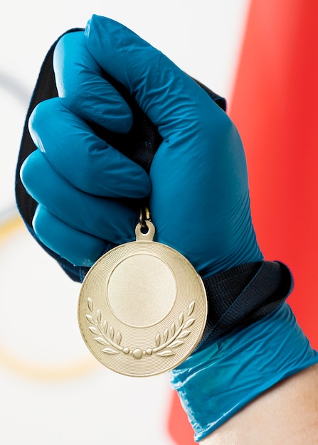 Foto gratuita persona sosteniendo un primer plano de medalla