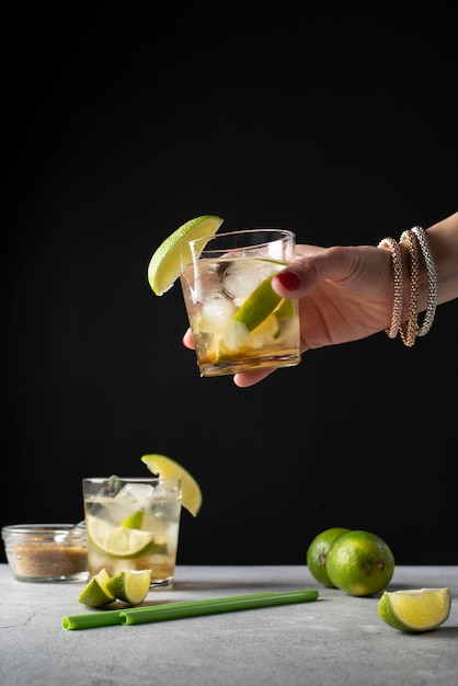 Persona sosteniendo un vaso de refrescante cóctel