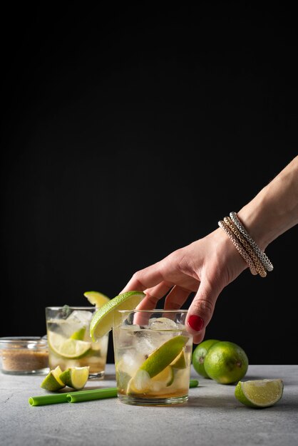 Persona sosteniendo un vaso de refrescante cóctel