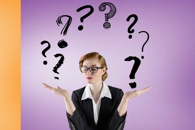 una persona sostiene muchos signos de interrogación