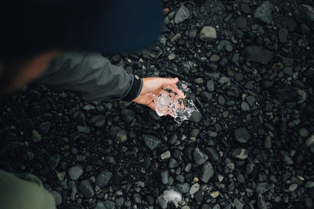 Persona sostiene un trozo de hielo glaciar en islandia