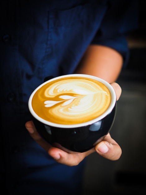 Persona sujetando una taza de café