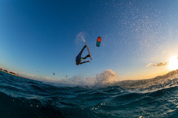 Persona surfeando y volando en paracaídas al mismo tiempo en Kitesurf. Bonaire, Caribe
