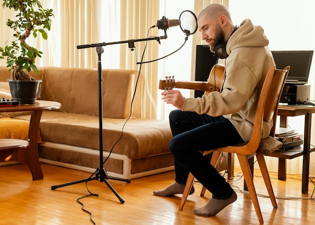 Persona talentosa produciendo música en estudio