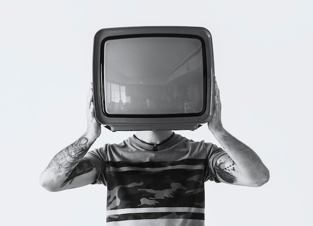Persona con tatuaje sosteniendo televisión