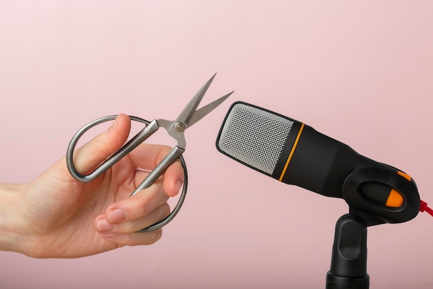 Foto gratuita persona con tijeras cerca del micrófono para asmr