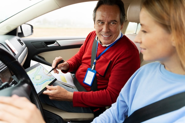 Foto gratuita persona tomando examen de licencia de conducir