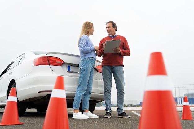 Foto gratuita persona tomando examen de licencia de conducir