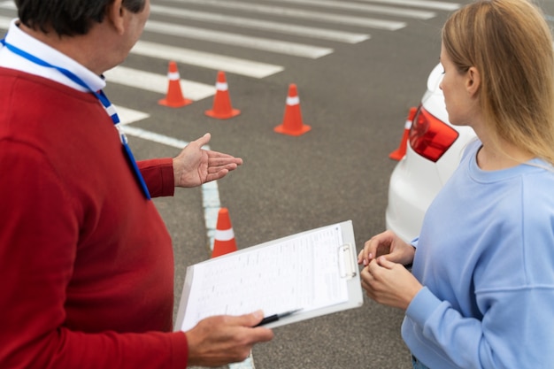 Foto gratuita persona tomando examen de licencia de conducir