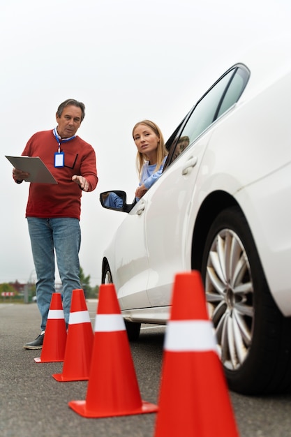 Foto gratuita persona tomando examen de licencia de conducir