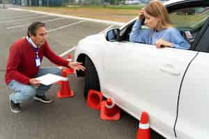 Foto gratuita persona tomando examen de licencia de conducir