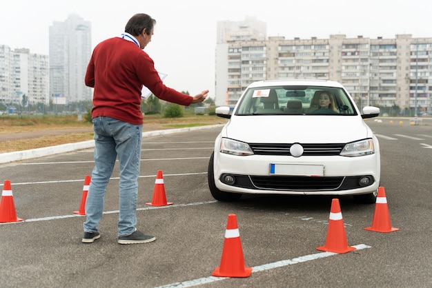 Foto gratuita persona tomando examen de licencia de conducir