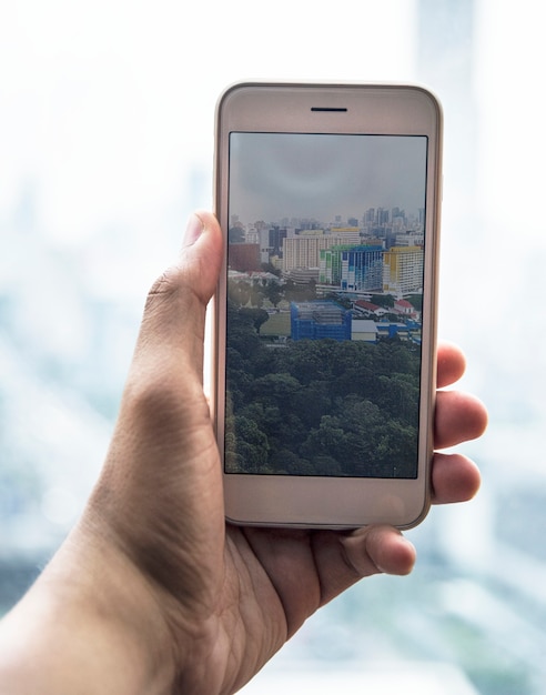 Persona tomando una foto con un teléfono