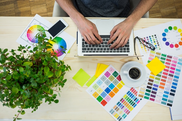 Persona trabajando con un portátil y colores