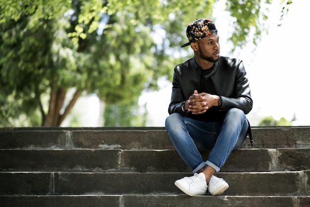 Persona de trabajo elegante reunión de clase africana