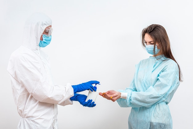 Persona en traje de materiales peligrosos con paciente