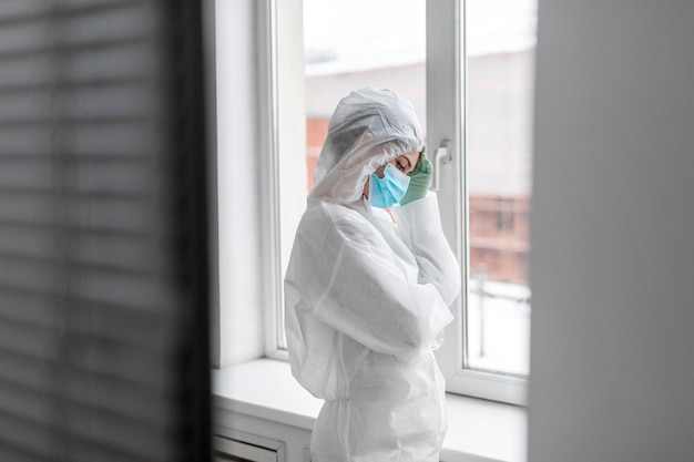 Persona en traje de protección con dolor de cabeza