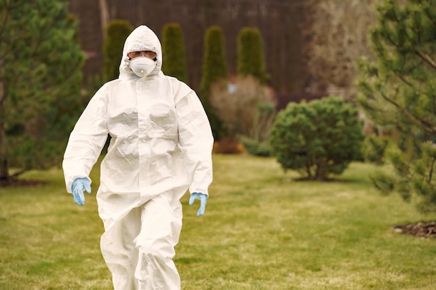 Persona en un traje de protección en un parque