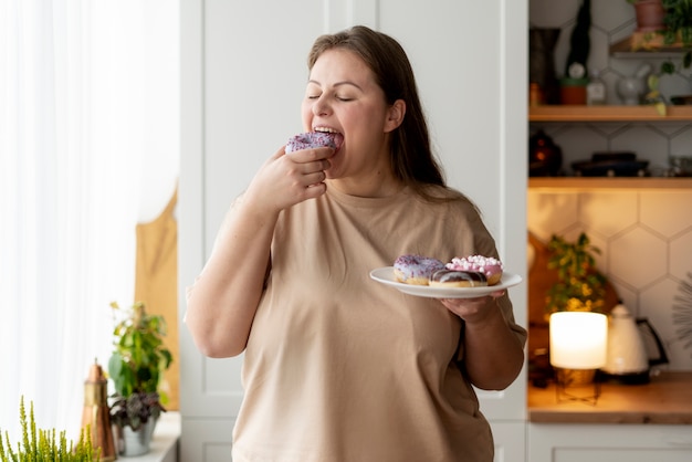 Persona con trastorno alimentario comiendo dulces