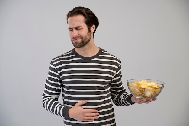 Foto gratuita persona con trastorno alimentario que tiene dolor de estómago