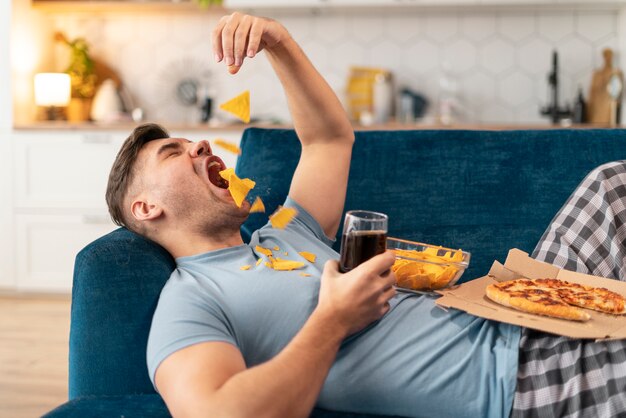 Persona con trastorno alimentario tratando de comer comida rápida.