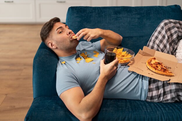 Persona con trastorno alimentario tratando de comer comida rápida.