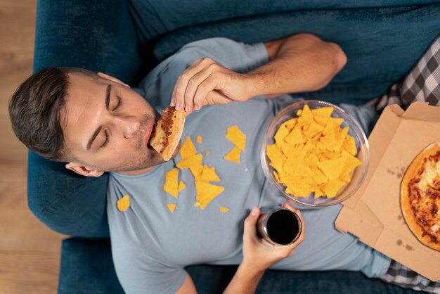 Persona con trastorno alimentario tratando de comer comida rápida.