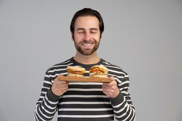 Persona con trastorno alimentario tratando de comer comida rápida.