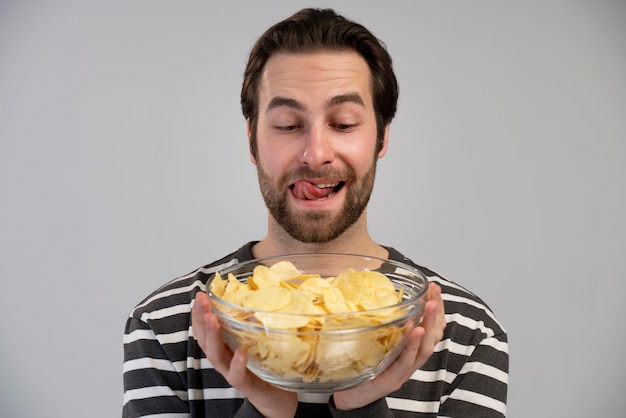 Foto gratuita persona con trastorno alimentario tratando de comer comida rápida.