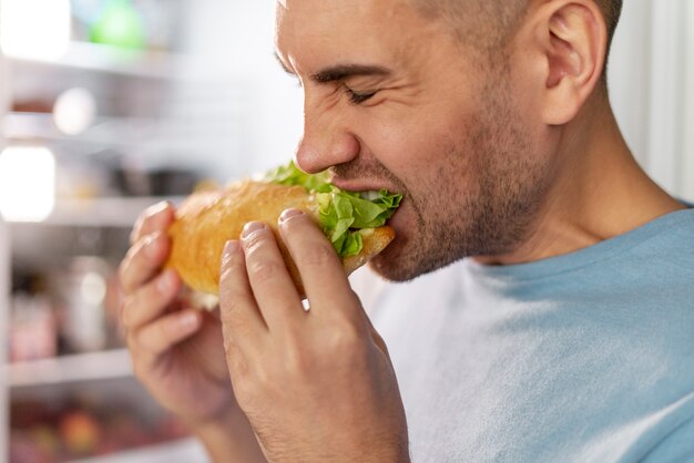 Persona con trastorno alimentario tratando de comer sano.