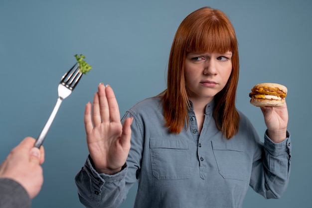 Foto gratuita persona con trastorno alimentario tratando de comer sano.