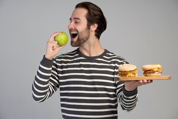 Foto gratuita persona con trastorno alimentario tratando de comer sano.