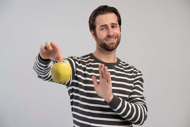 Foto gratuita persona con trastorno alimentario tratando de comer sano.